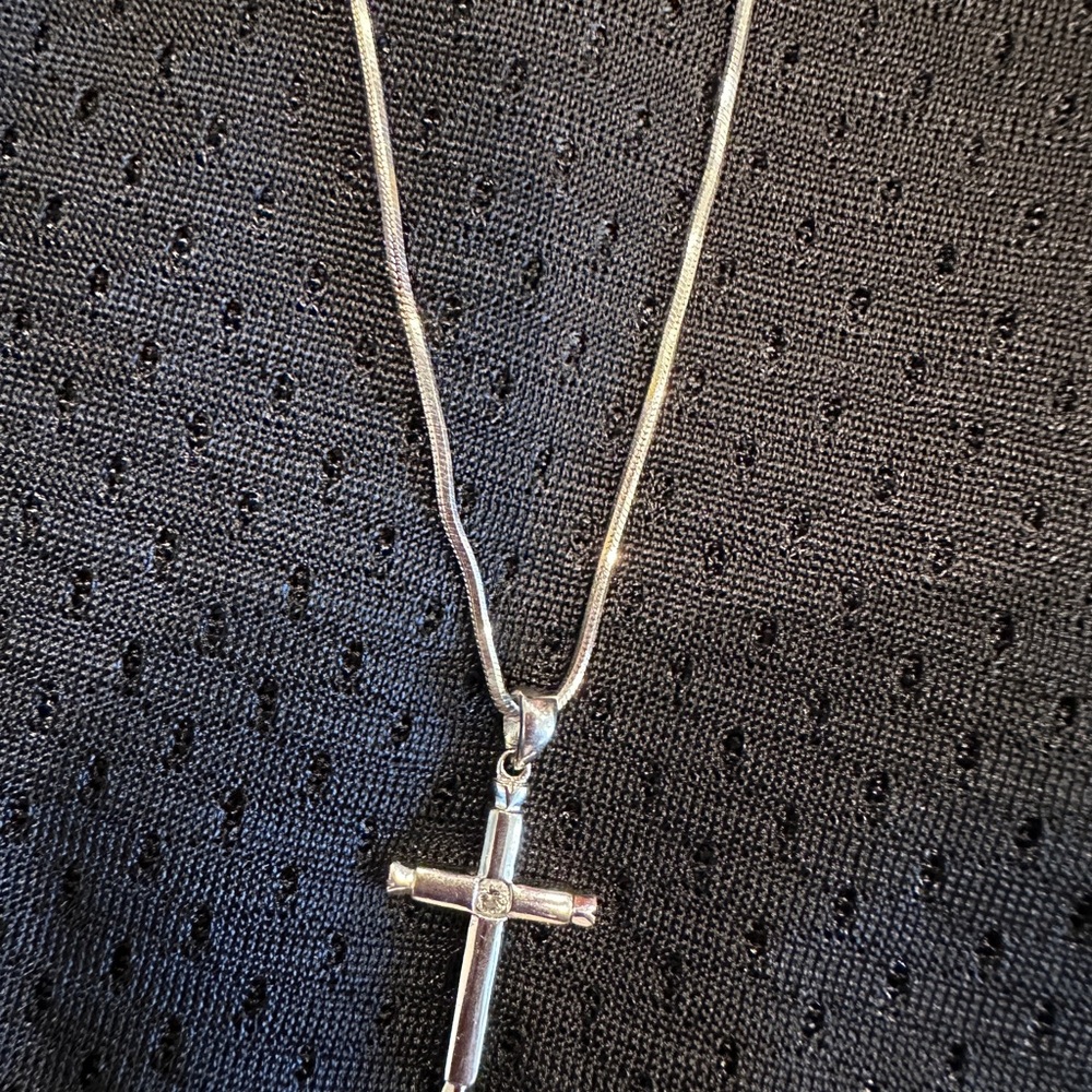 18K white gold Cross Pendant Necklace with diamond